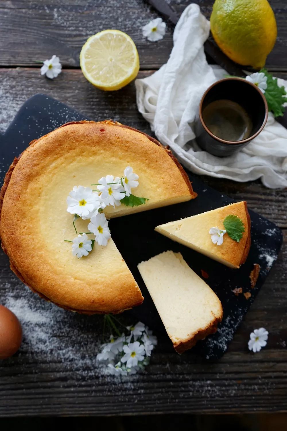 Der ganze kleine Käsekuchen ohne Boden frisch aus dem Ofen in der Springform.