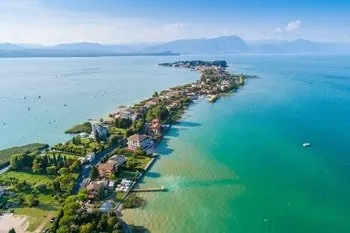 Der Gardasee in Italien mit Bergen und klarem Wasser