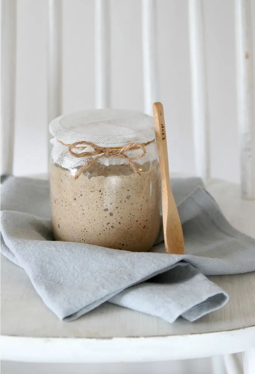 Der goldbraune Anschnitt eines hausgemachten Sauerteigbrotes, ein Genuss für jeden Backliebhaber.