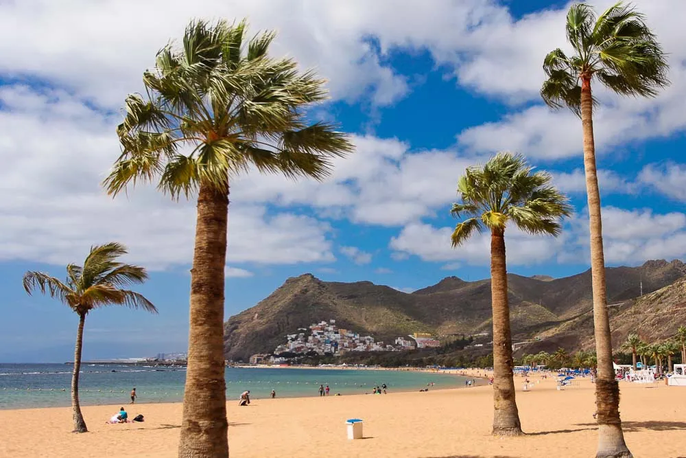 Der goldene Sandstrand Playa de las Teresitas auf Teneriffa, ideal für Winterurlaub
