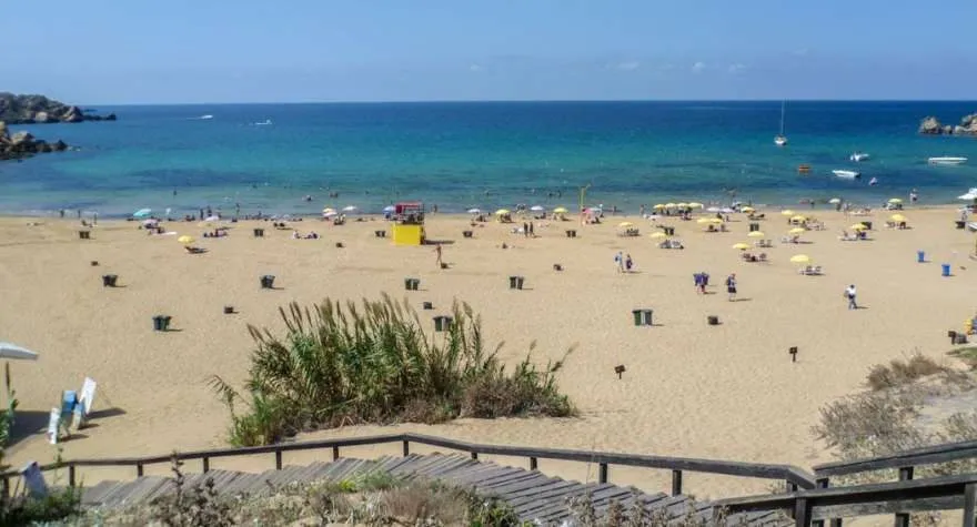 Der Goldene Strand auf Malta mit azurblauem Wasser und Felsen, ein idyllisches Reiseziel