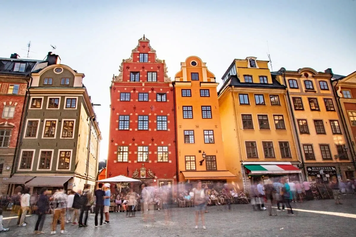 Der Hauptplatz in Stockholm, Schweden, mit historischen Gebäuden und lebhaftem Stadtleben.