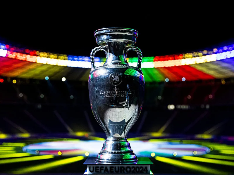 Der Henri-Delaunay-Pokal der UEFA Euro 2024 im Olympiastadion Berlin.