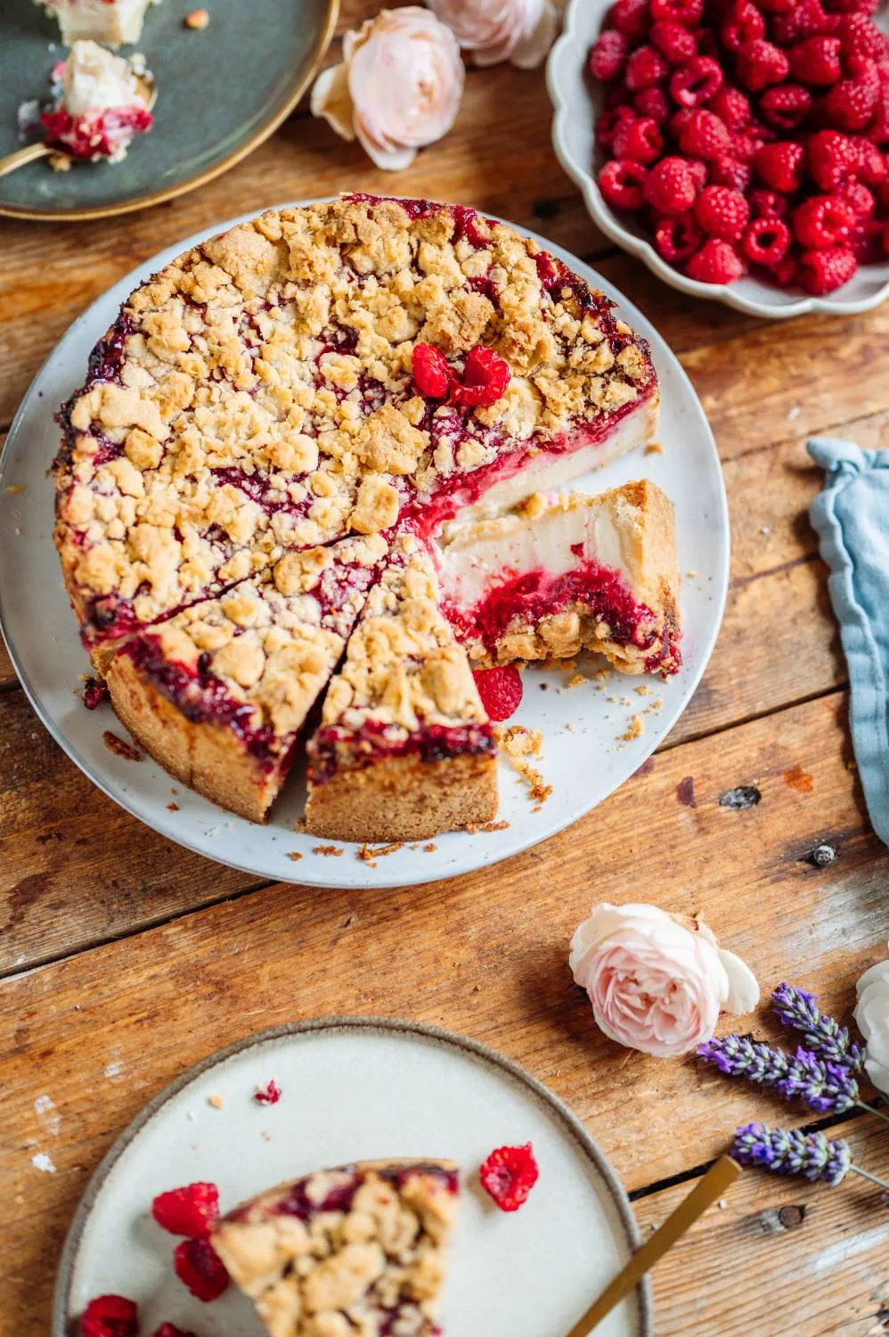 Der Himbeer-Streusel-Joghurt-Käsekuchen wird angeschnitten