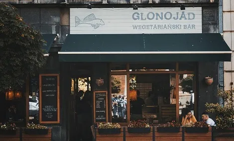 Der historische Marktplatz in Krakau, Polen, mit der Tuchhalle, ein beliebtes und günstiges Ziel für Studenten