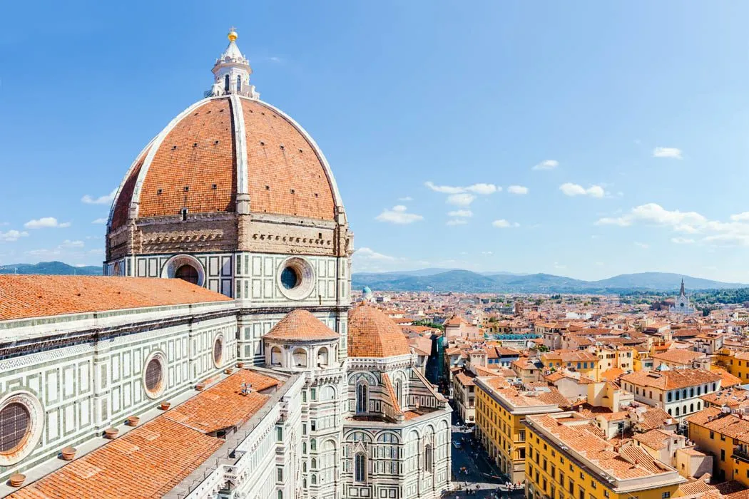 Der ikonische Dom Santa Maria del Fiore in Florenz mit seiner beeindruckenden Kuppel und der Stadtkulisse