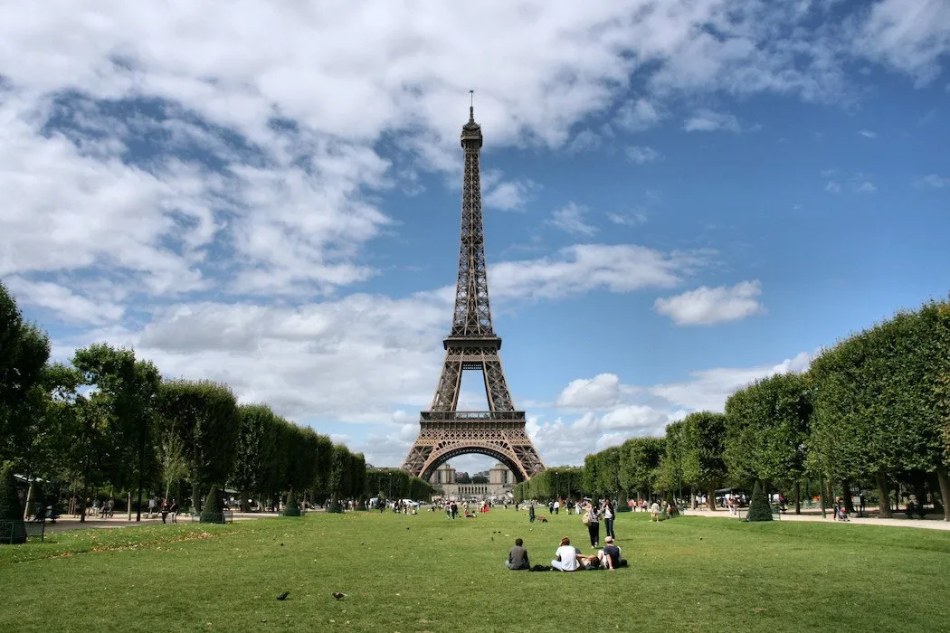 Der ikonische Eiffelturm, Pariser Wahrzeichen, dominiert die Skyline am Champ de Mars
