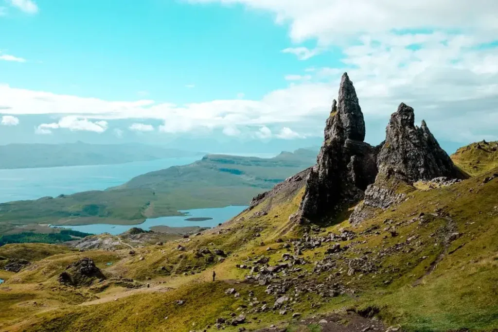 Der ikonische Old Man of Storr auf der Isle of Skye, Schottland, eine beeindruckende Felsformation in einer mystischen Landschaft.