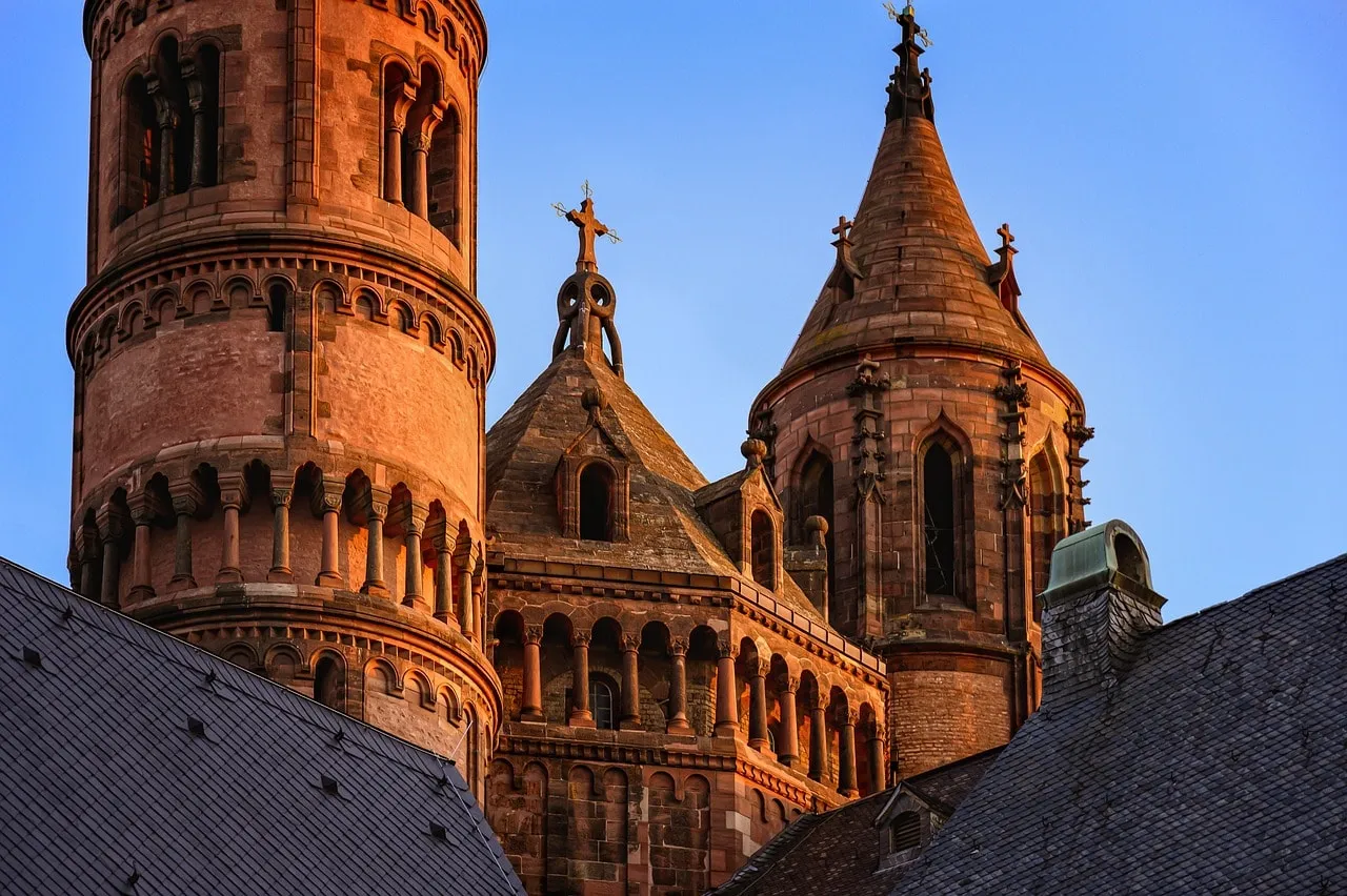 Der imposante Dom St. Peter in Worms, ein historisches Bauwerk in der Nibelungenstadt.