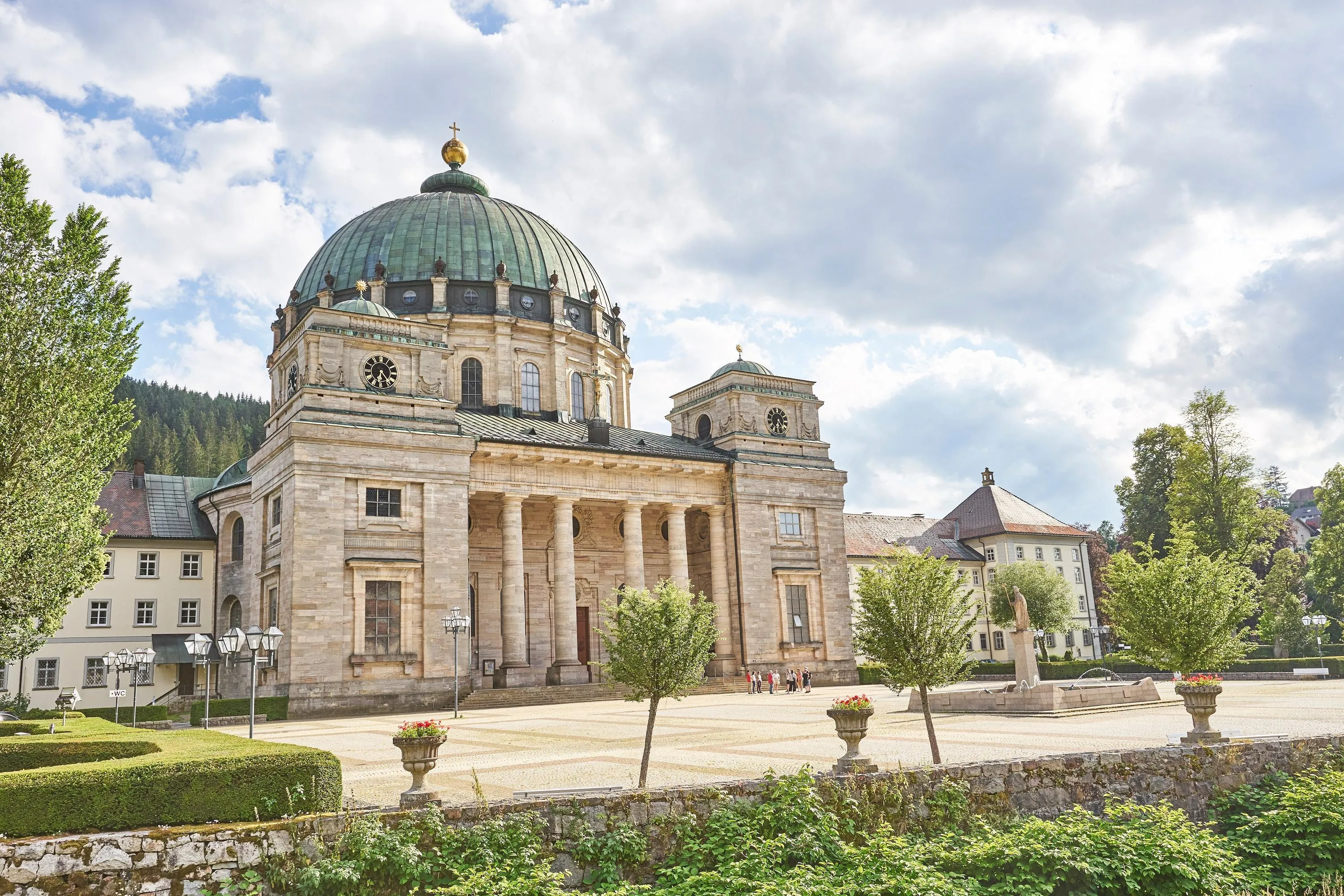 Der imposante Dom von St. Blasien im Hochschwarzwald, umgeben von Natur