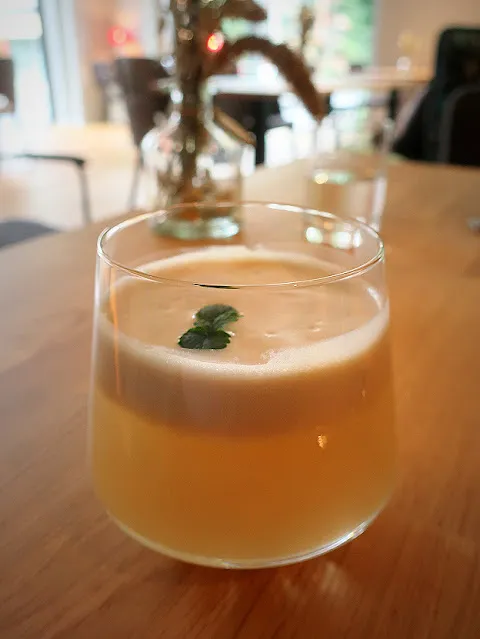Der Jasmin Oat Mocktail, eine alkoholfreie Begleitung aus Weißtee, Zitronensaft und Hafer-Sojadrink in der Hummelbude Essen.