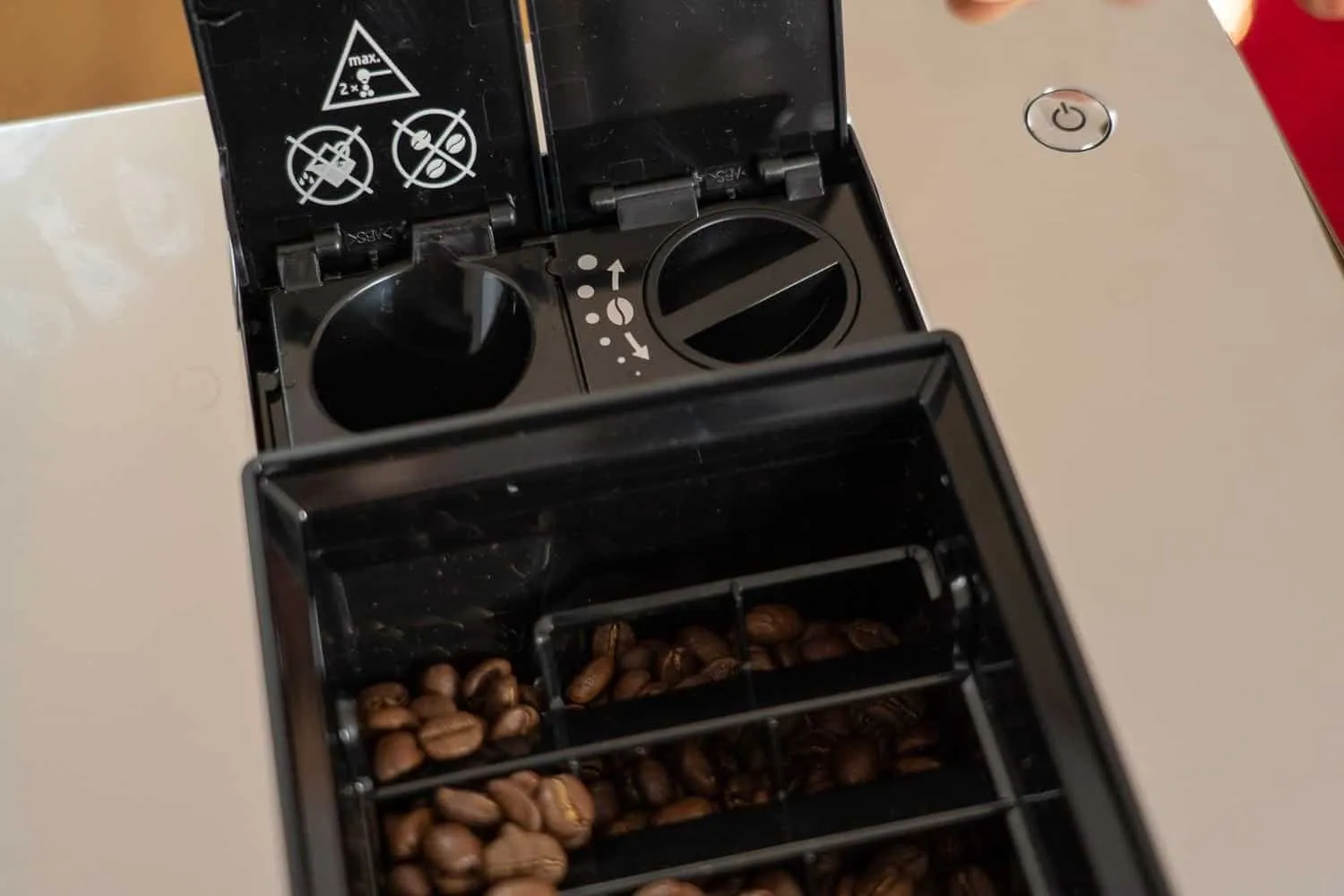 Der Jura Z8 Kaffeevollautomat mit der Einstellung des Mahlgrades und Pulverfach.