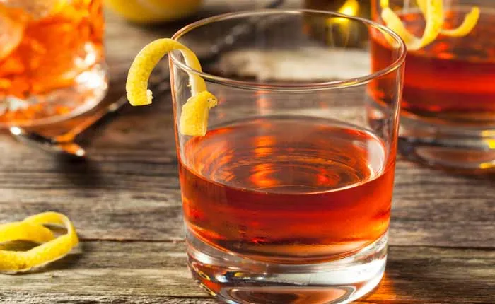 Der klassische Sazerac Cocktail, eine elegante Mischung mit Kognak