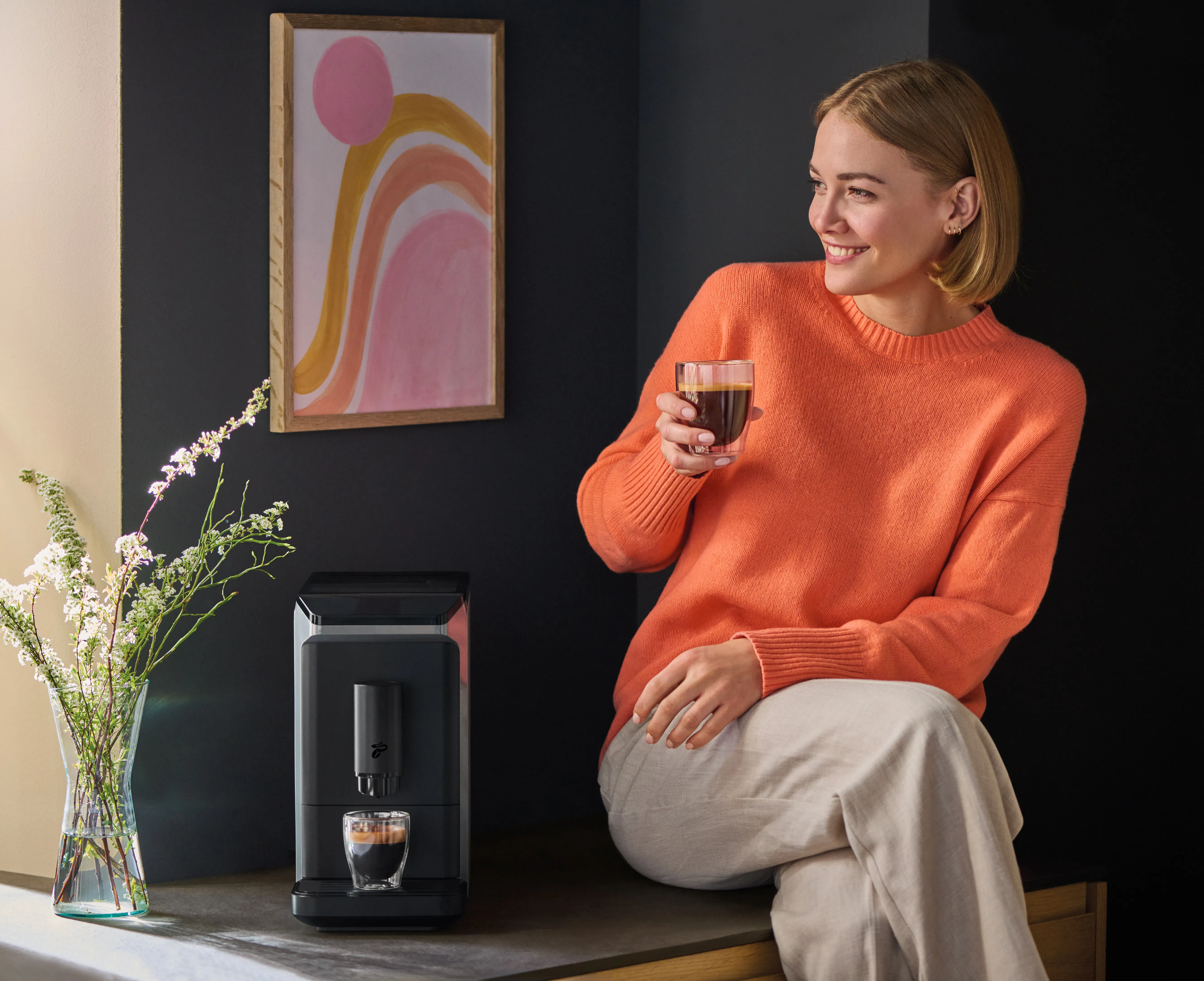 Der kompakte Tchibo Kaffeevollautomat Esperto mini in einer modernen Küche