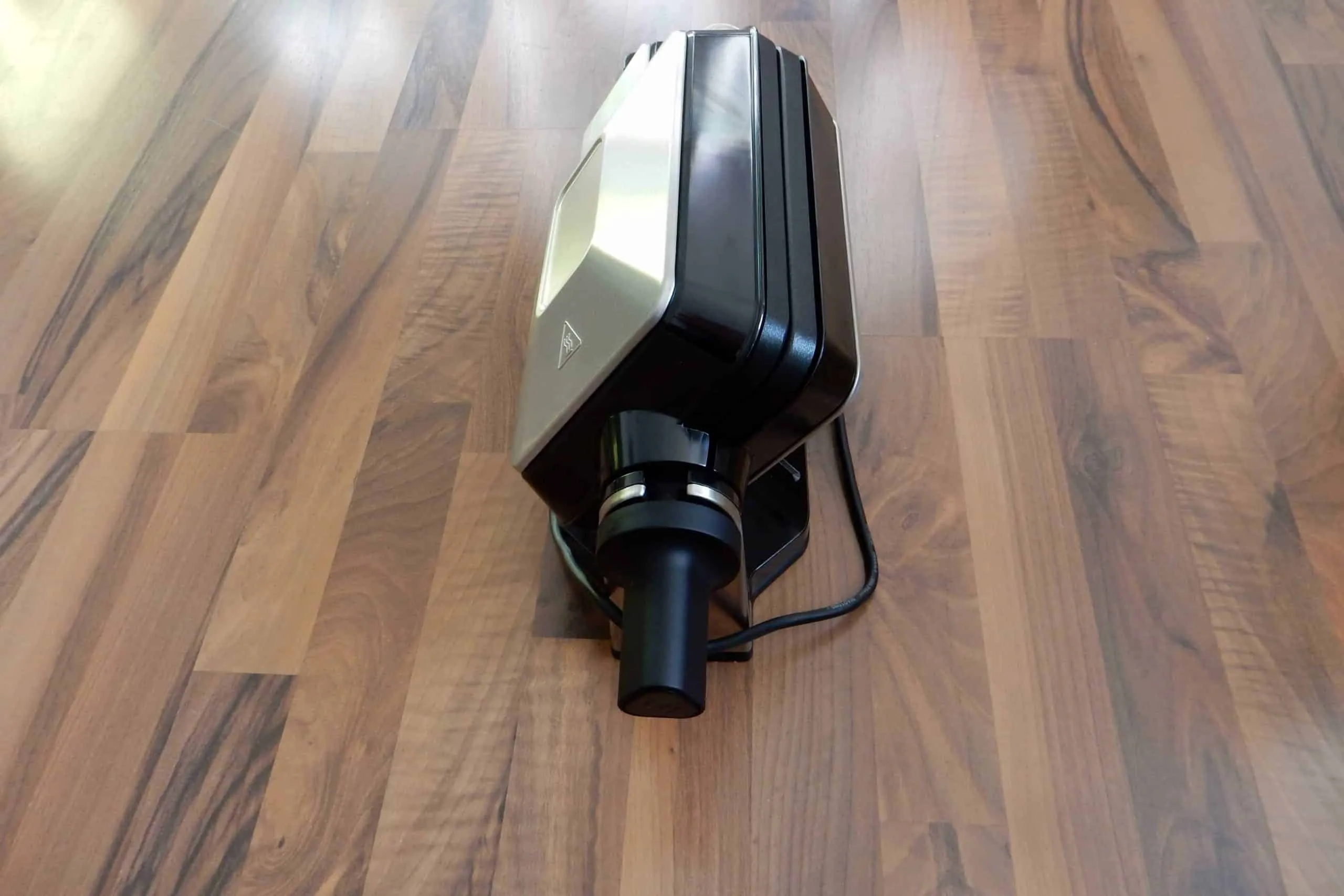 Der Krups FDD95D Professional Waffelautomat, um 180 Grad gedreht