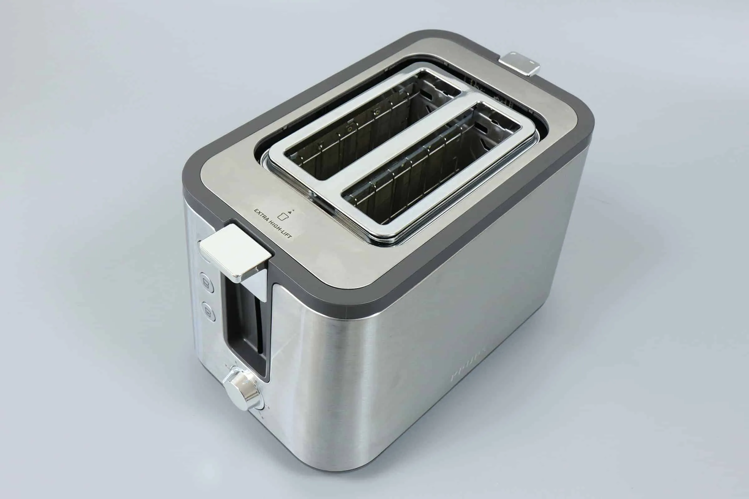 Der Krups KH442 Toaster im Einsatz mit zwei Scheiben Toast