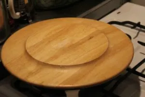 Der Kuchen wird auf ein Holzbrett gestürzt