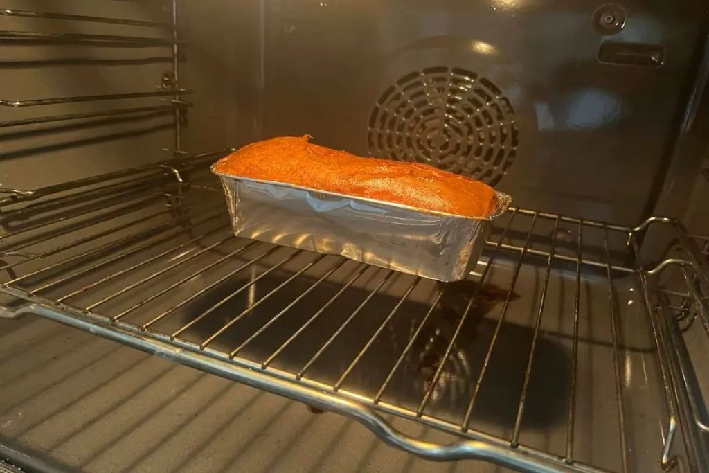 Der Leberkäse backt im Ofen und entwickelt langsam seine goldbraune Kruste.