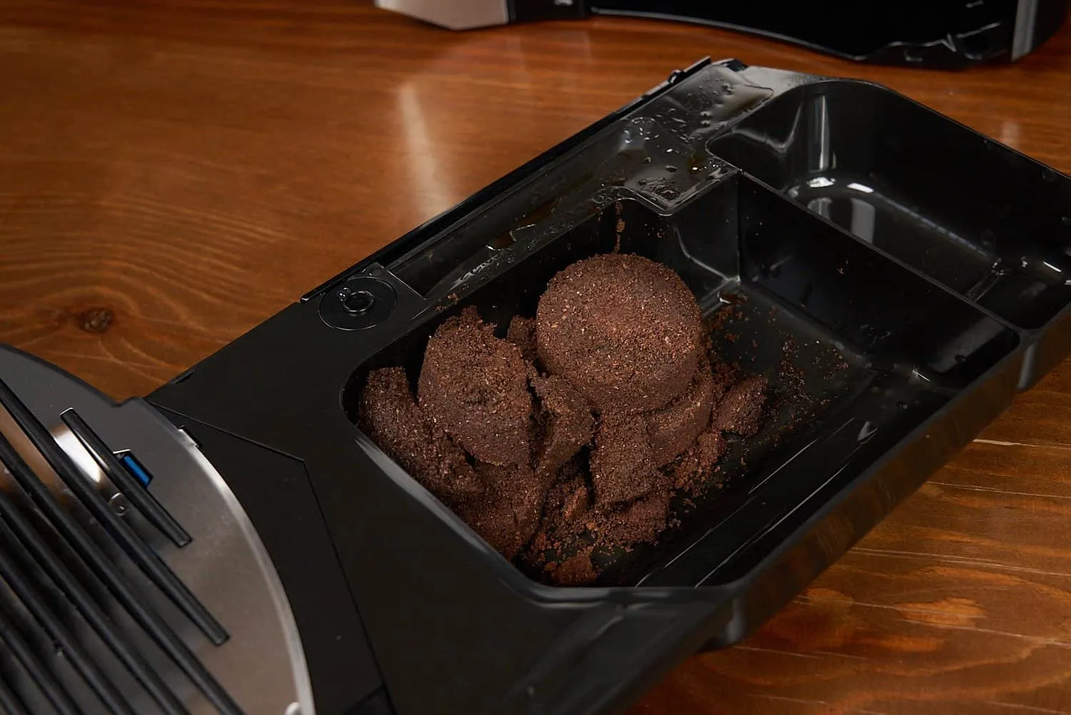 Der leicht zu entnehmende Tresterbehälter des Siemens EQ.700