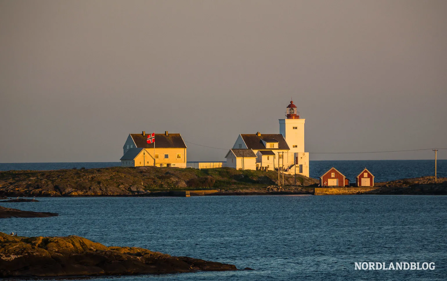 Der Leuchtturm Homborsund Fyr im goldenen Abendlicht, ein Geheimtipp für Reisetipps Südnorwegen