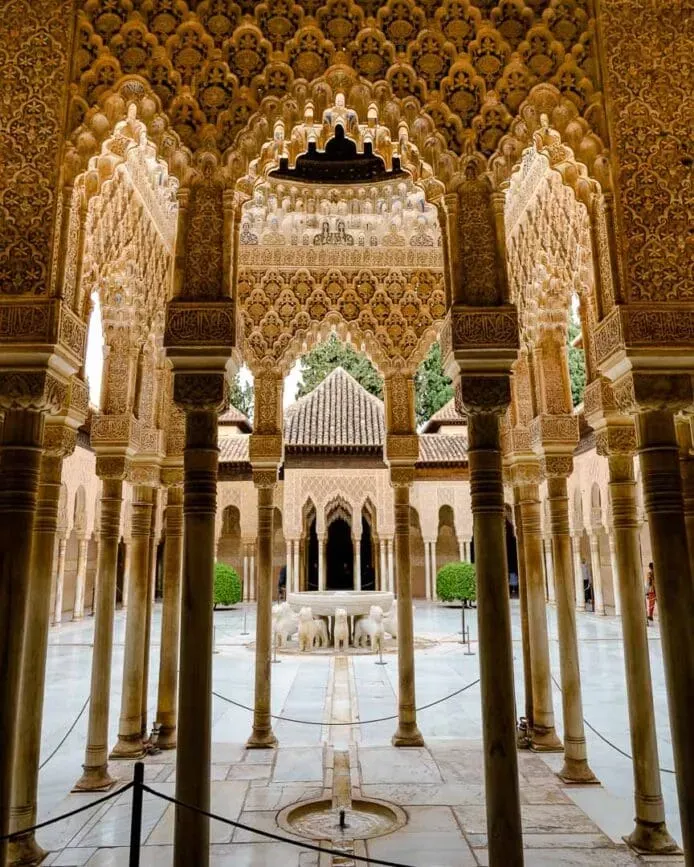 Der Löwenhof in den Nasridenpalästen der Alhambra in Granada, Andalusien, ein Meisterwerk maurischer Kunst.