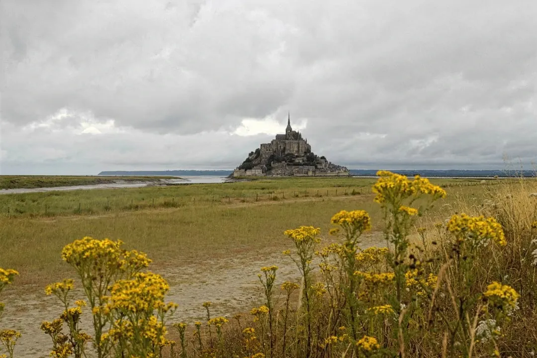 Der majestätische Mont Saint-Michel in der Bretagne, Frankreich, eine beeindruckende Abtei auf einer Felseninsel.