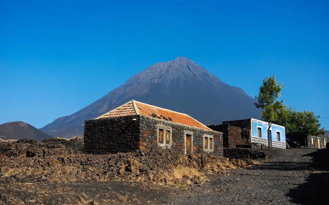 Der majestätische Pico de Fogo, ein aktiver Vulkan auf der Insel Fogo der Kapverden, ein Ziel für Abenteuerlustige im ewigen Sommer Mai.