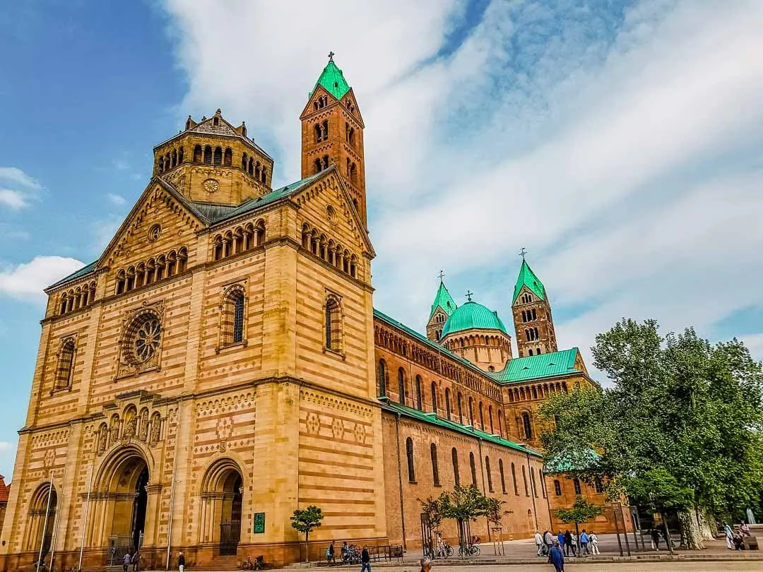 Der majestätische Speyerer Dom, ein UNESCO-Weltkulturerbe und Wahrzeichen der Stadt.