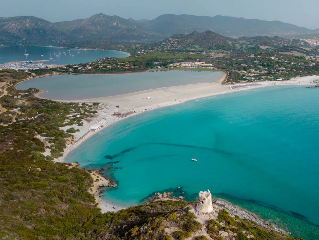 Der malerische Capo Carbonara in Sardinien, Italien, mit seinem Leuchtturm und der atemberaubenden Küstenlandschaft.