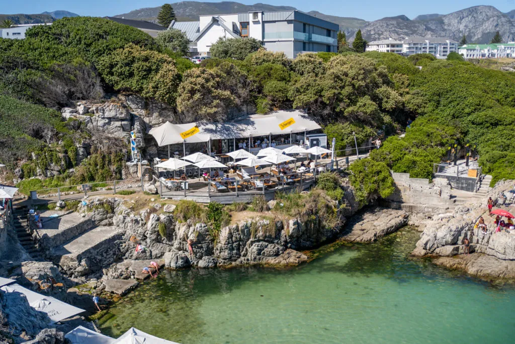 Der malerische Cliff Path Trail in Hermanus, ideal zur Walbeobachtung und Teil der Garden Route Erkundung