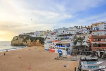Der malerische Küstenort Carvoeiro an der Algarve, bekannt für seine Höhlen und Strände