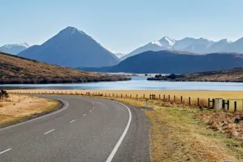 Der malerische Lake Pearson in Neuseeland, dessen Oberfläche wie gemalt wirkt
