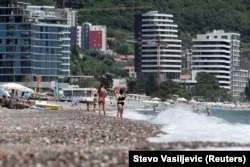 Der malerische Strand von Budva, ein beliebter Ort, um lokale Montenegro Getränke zu genießen.