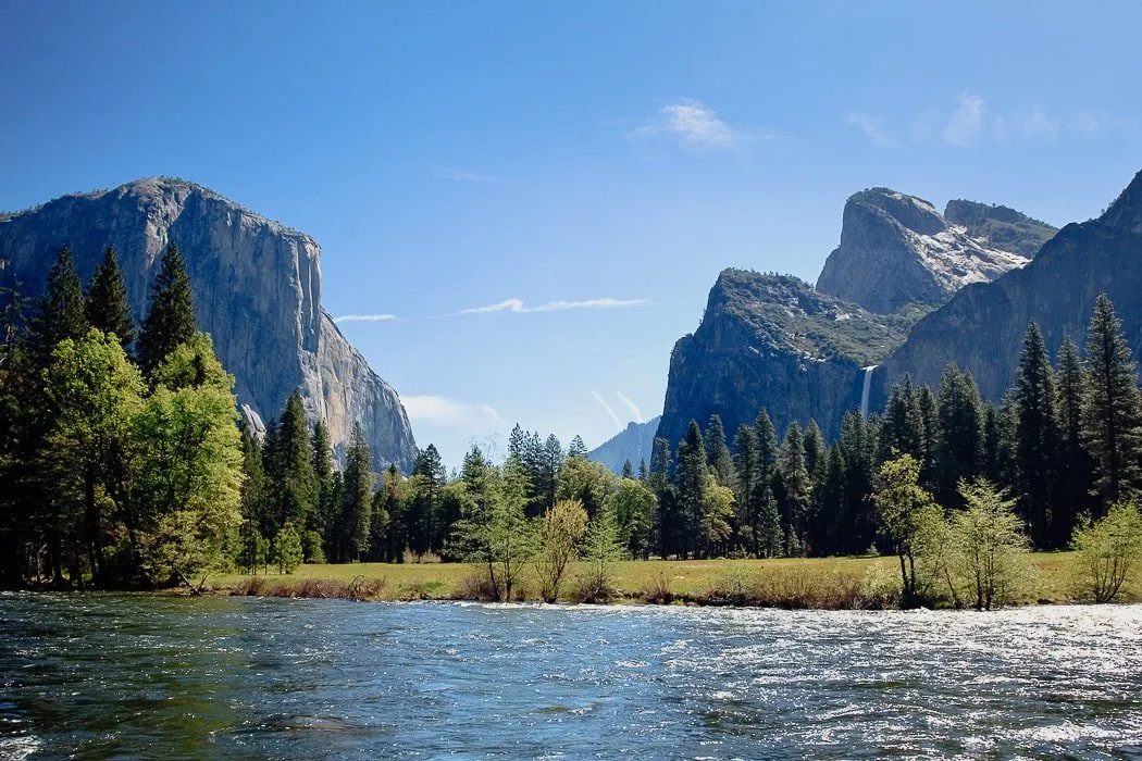 Der Merced River fließt durch das atemberaubende Yosemite Valley im Herbst