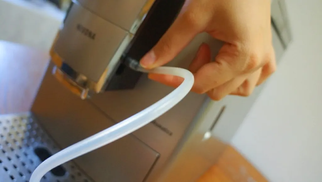 Der Milchschlauch des Nivona 855 für die automatische Milchschaumzubereitung