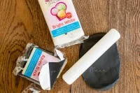 Der mit Frischkäsecreme überzogene Olaf Kuchen vor dem Hinzufügen der Fondant-Details und der Möhrennase.