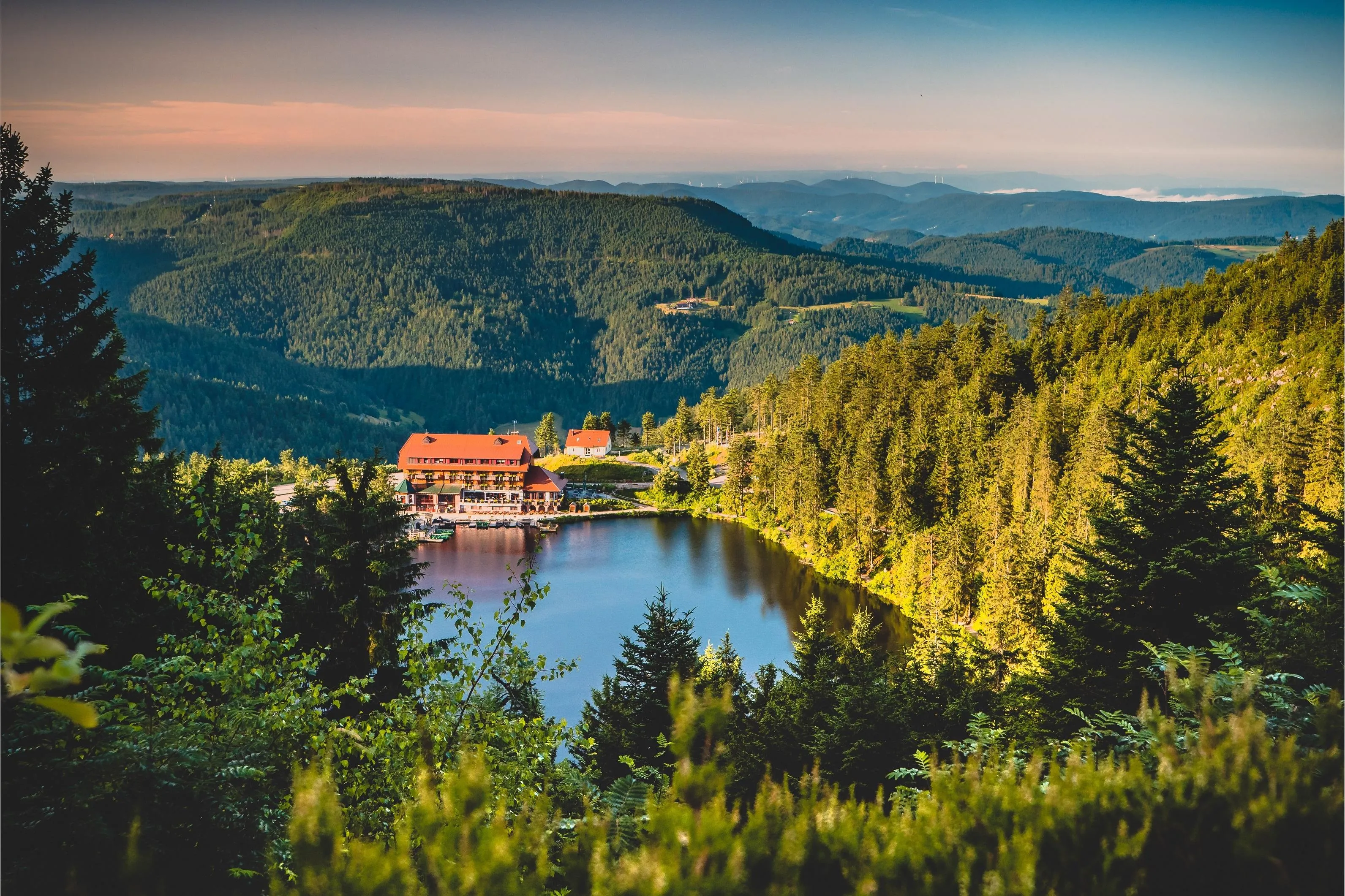 Der mystische Mummelsee bei Seebach, ein sagenumwobener Karseee im Nationalpark Schwarzwald