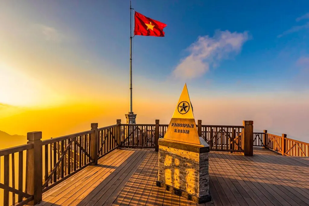Der nebelverhangene Gipfel des Fansipan, Indochinas höchster Berg in Sapa, ein Ziel für Abenteuerlustige