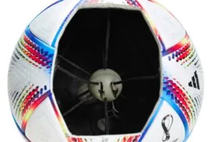 Der offizielle adidas WM 2022 Spielball mit integrierter Technologie zur Abseitserkennung.