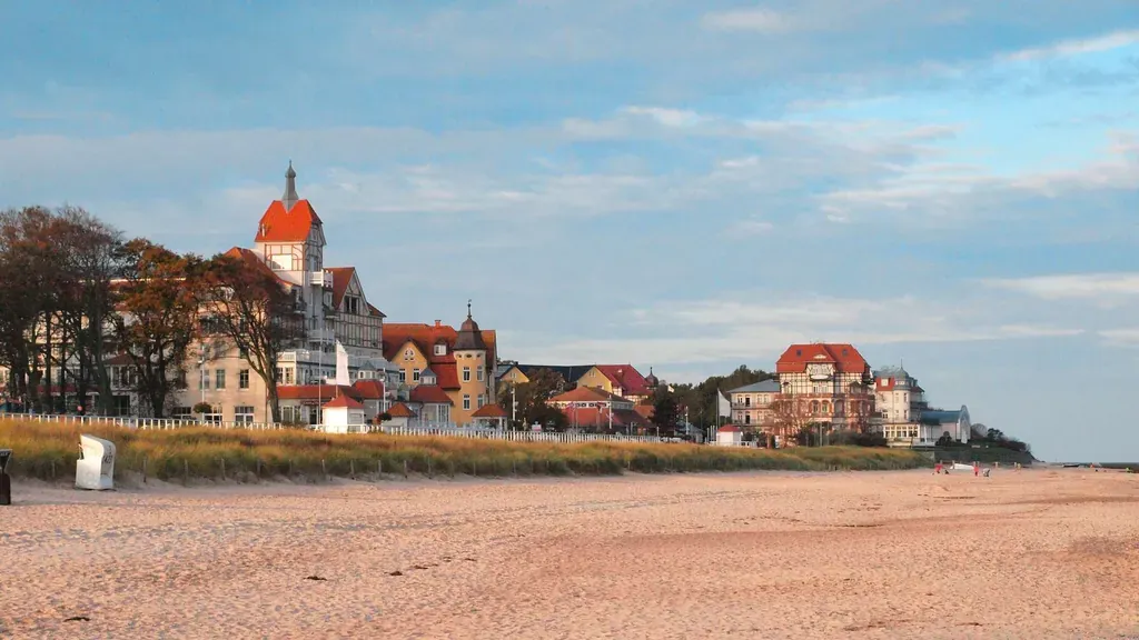 Der Ostseestrand Kühlungsborn mit Villenansicht vom Strand aus