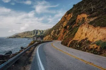 Der Pacific Coast Highway direkt neben dem Meer in Kalifornien