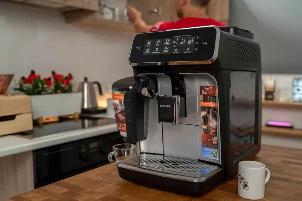 Der Philips Kaffeevollautomat 3200 LatteGo dezent in einer modernen Küche platziert