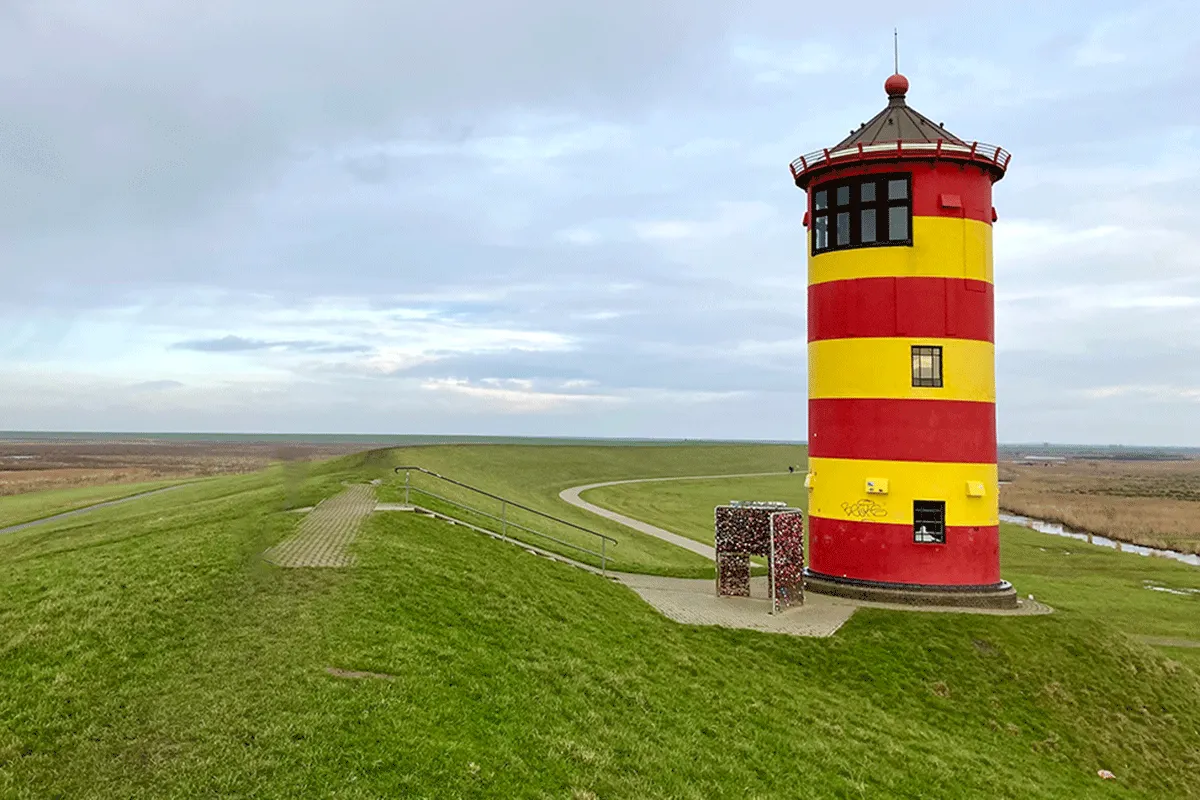 Der Pilsumer Leuchtturm zählt zu den Top-Sehenswürdigkeiten in Ostfriesland