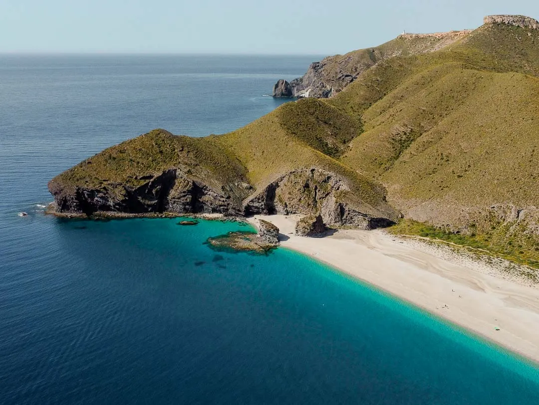 Der Playa de los Muertos im Naturpark Cabo de Gata in Andalusien, ein abgelegener und wunderschöner Strand.
