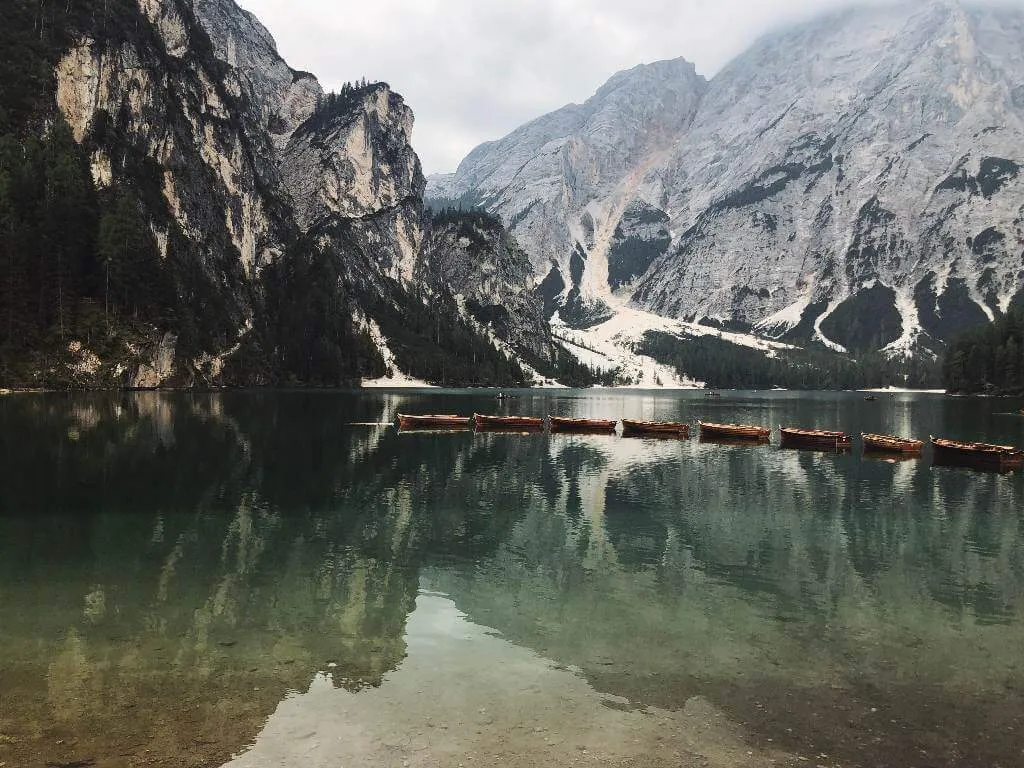 Der Pragser Wildsee in Südtirol ist ein idyllisches Juwel in den Dolomiten. Das türkisfarbene Wasser spiegelt die umliegenden Berge wider.