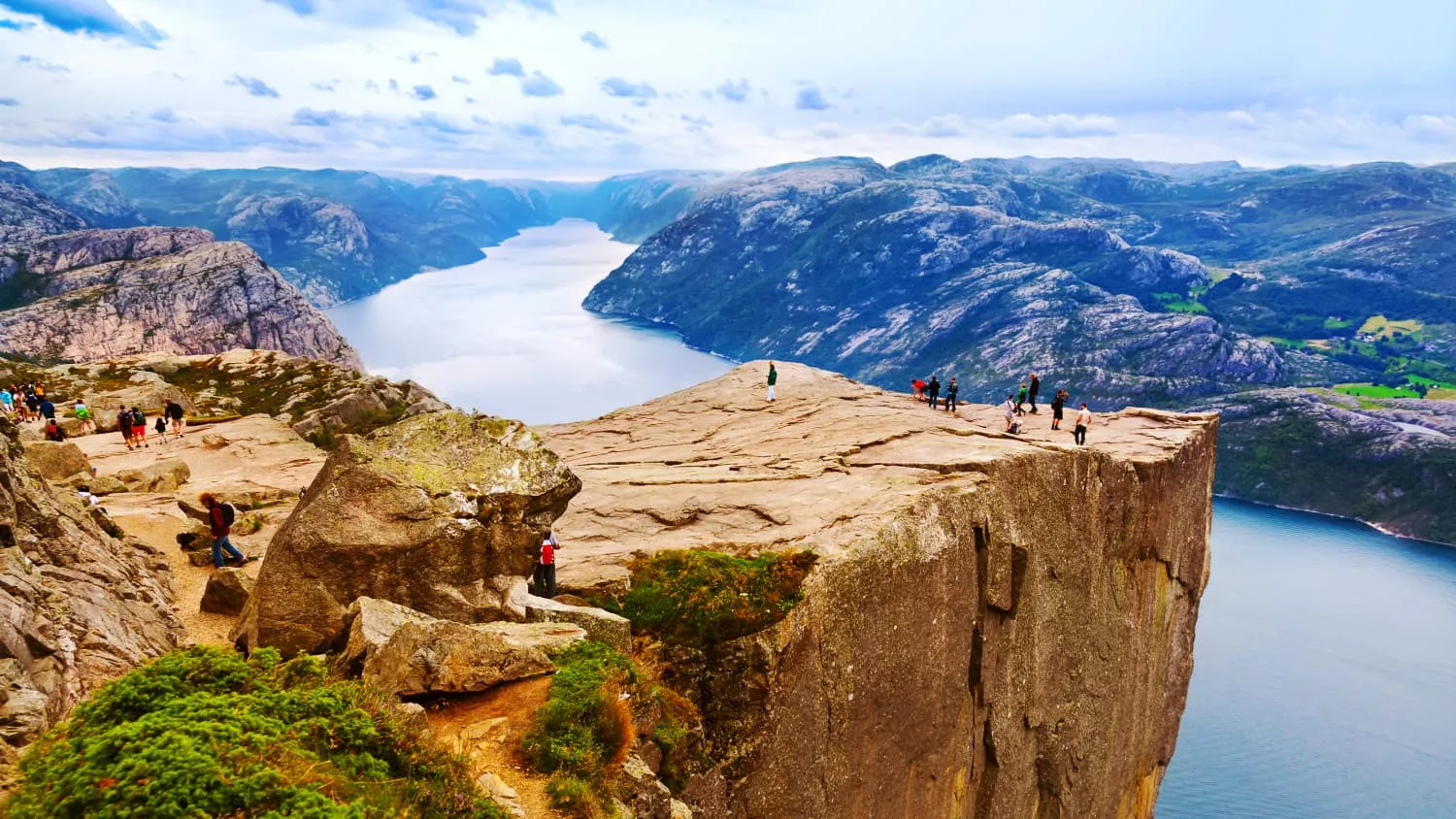 Der Preikestolen ist ein 604 Meter hohes Felsplateau im Südwesten Norwegens