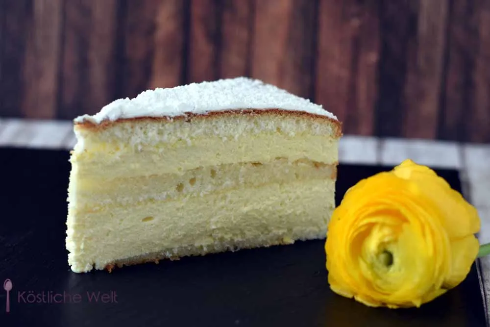 Der quer durchgeschnittene Biskuitboden für die Zitronen-Quark-Sahne-Torte, bereit zur Schichtung