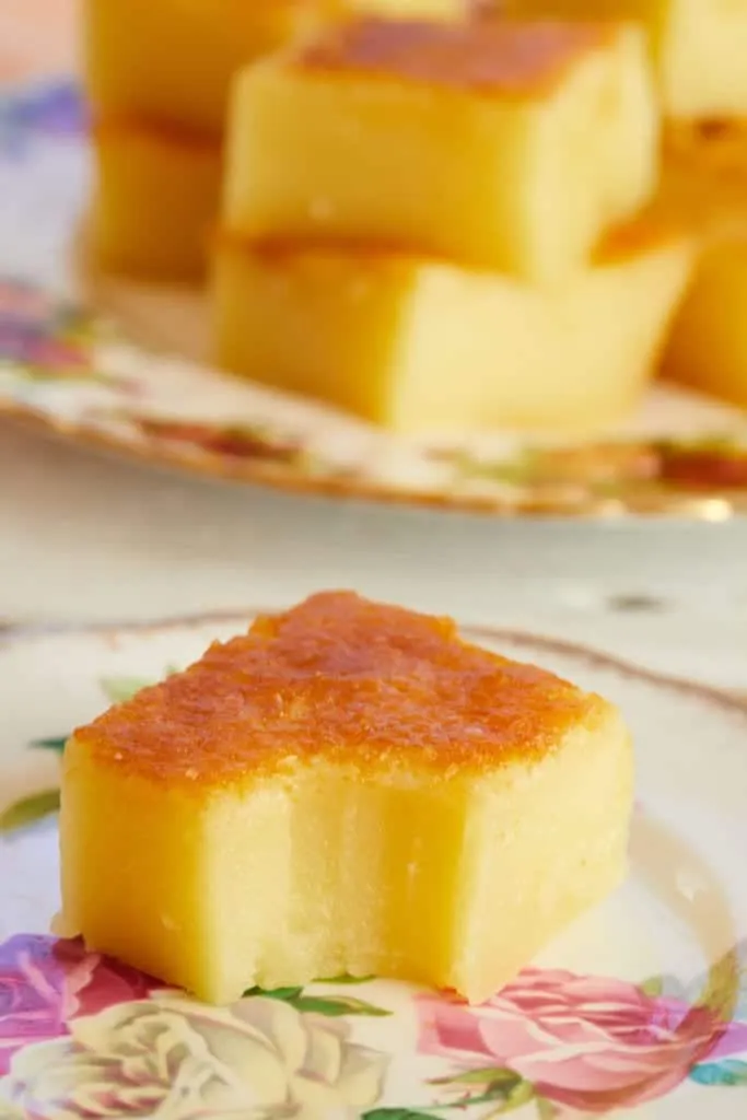 Der Querschnitt von Hawaiian Butter Mochi, der die einzigartige zähe und feuchte Konsistenz zeigt.
