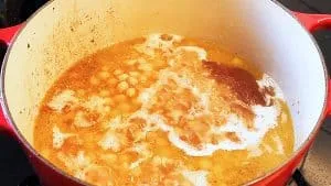 Der Reis für Etli Pilav wird mit Brühe und Kichererbsen zum Köcheln gebracht, ein wichtiger Schritt für die perfekte Konsistenz