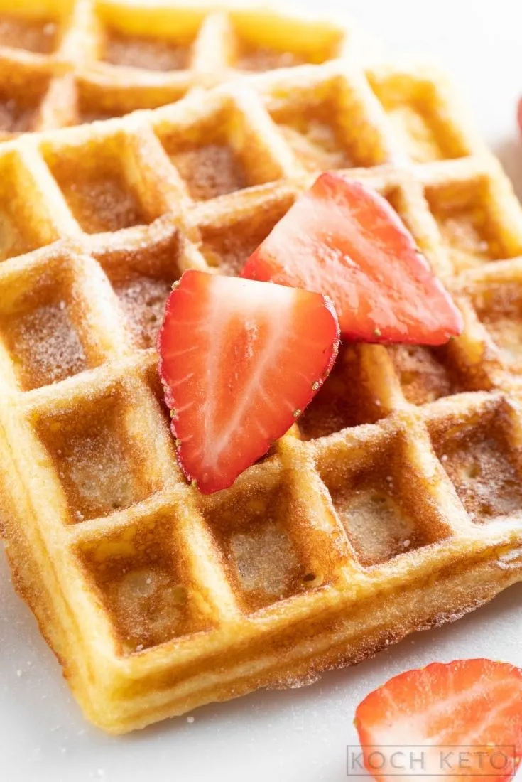 Der rohe Teig für Keto Quark-Waffeln in einer Schüssel, bereit zum Backen